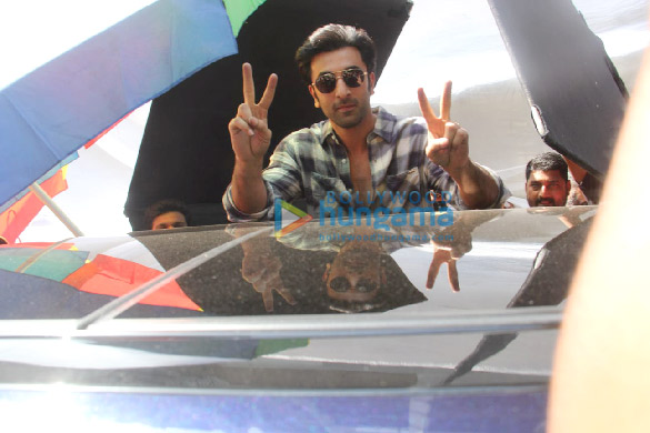 Photos: Ranbir Kapoor spotted on location for a shoot Photos: Ranbir Kapoor spotted on location for a shoot