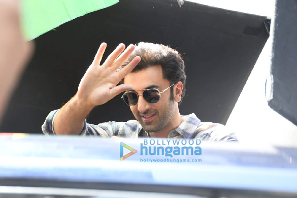 photos ranbir kapoor spotted on location for a shoot 4