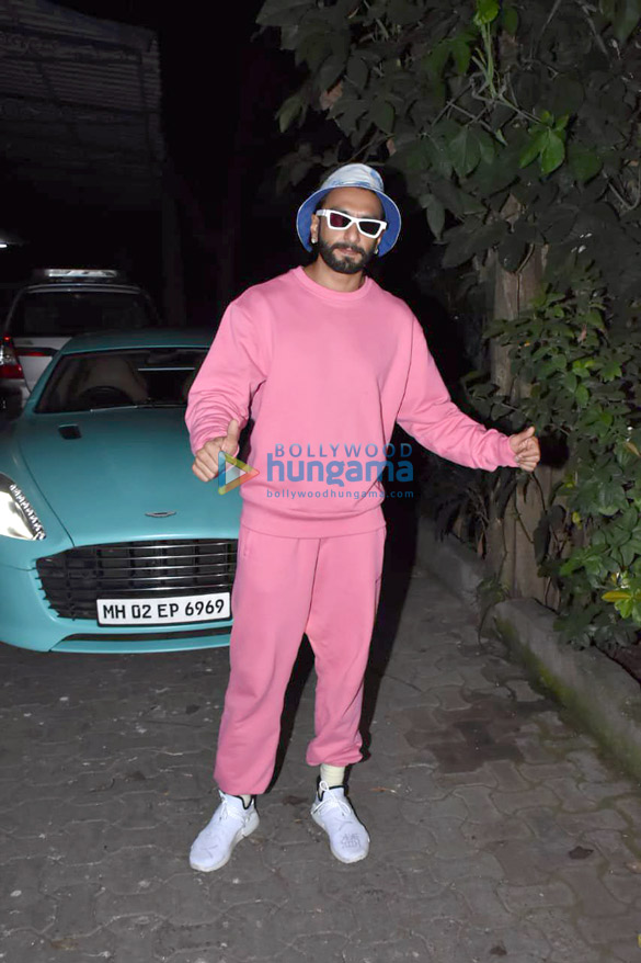Photos: Ranveer Singh snapped at a dubbing studio in Bandra Photos: Ranveer Singh snapped at a dubbing studio in Bandra