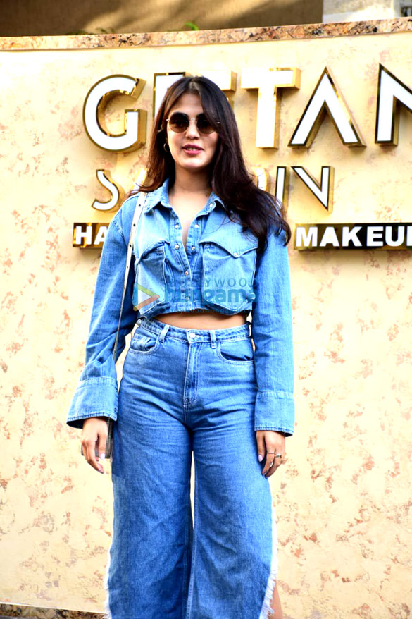 photos rhea chakraborty spotted at geetanjali salon in bandra 2