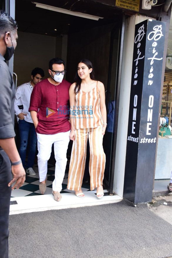 photos saif ali khan sara ali khan and ibrahim ali khan spotted at bastian in bandra 3