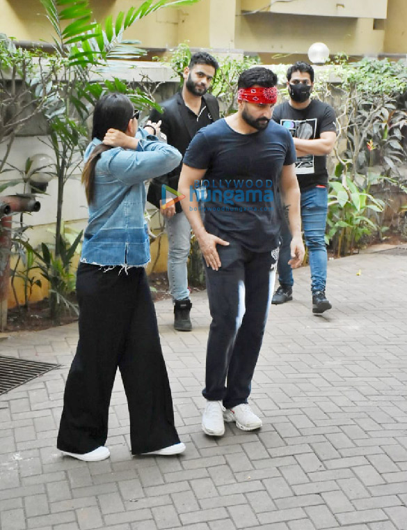 photos saif ali khan and kareena kapoor khan snapped test driving their new car 5