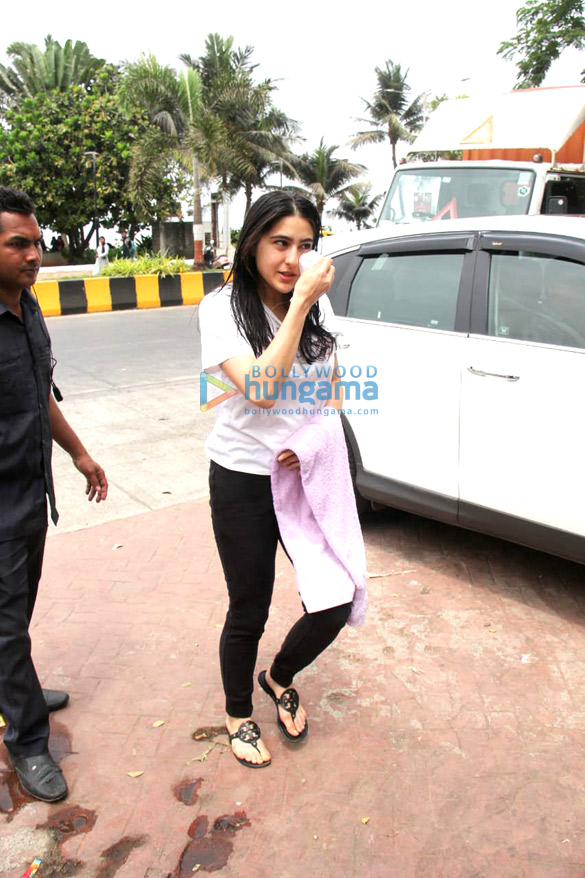 photos sara ali khan spotted at shoot location 1