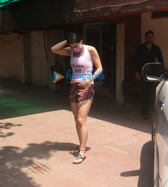 photos sara ali khan spotted outside a gym in santacruz 3