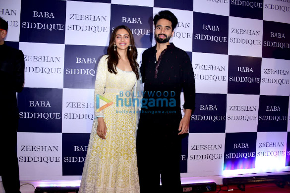 photos shah rukh khan salman khan sanjay dutt aamna sharif esha gupta and others snapped at baba siddiques iftaar party8 1