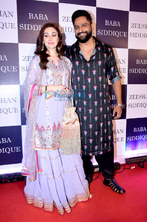 photos shah rukh khan salman khan sanjay dutt aamna sharif esha gupta and others snapped at baba siddiques iftaar party8 12