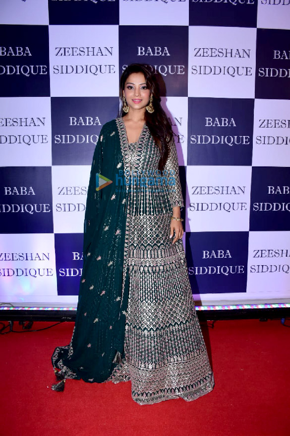 photos shah rukh khan salman khan sanjay dutt aamna sharif esha gupta and others snapped at baba siddiques iftaar party8 8