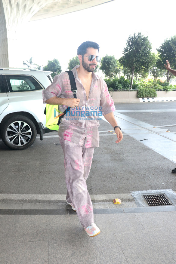 photos shahid kapoor mrunal thakur varun dhawan disha patani and others snapped at the airport 11