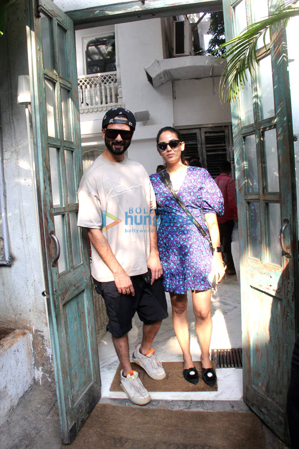 photos shahid kapoor and mira kapoor spotted at joshi house in bandra 1