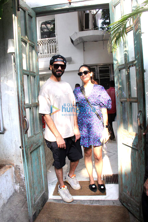 photos shahid kapoor and mira kapoor spotted at joshi house in bandra 3