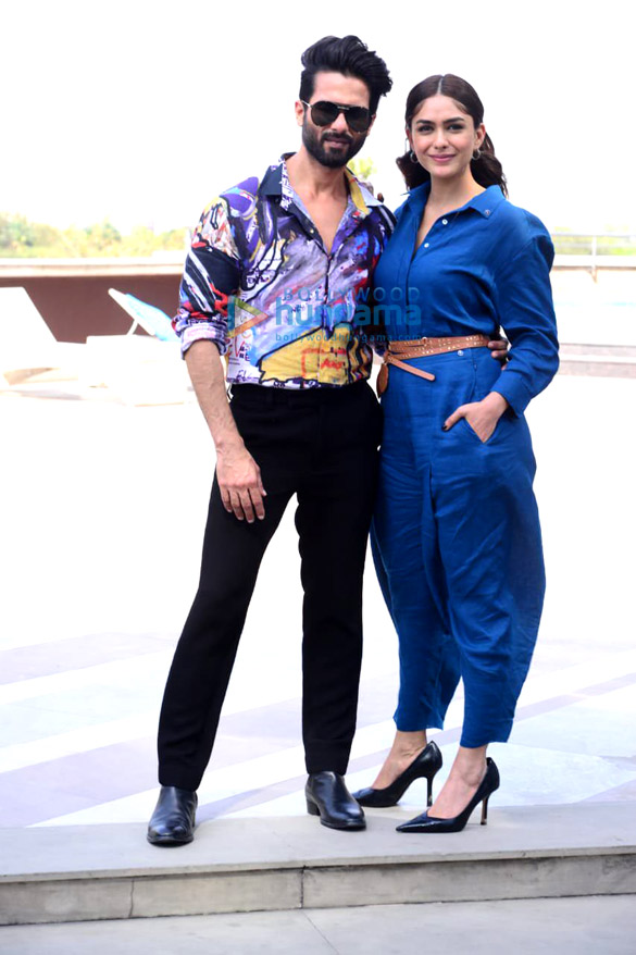 photos shahid kapoor and mrunal thakur in delhi for jersey promotions 1