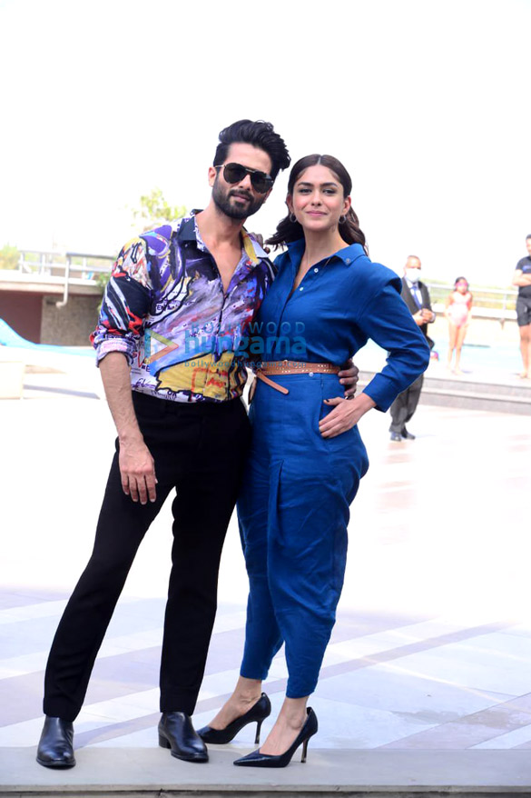 photos shahid kapoor and mrunal thakur in delhi for jersey promotions 4