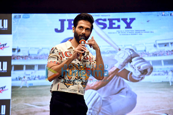 photos shahid kapoor spotted with students at n m college while promoting his film jersey 3