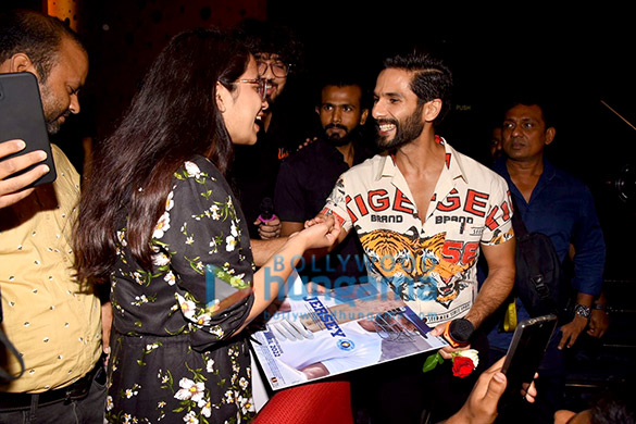 photos shahid kapoor spotted with students at n m college while promoting his film jersey 4