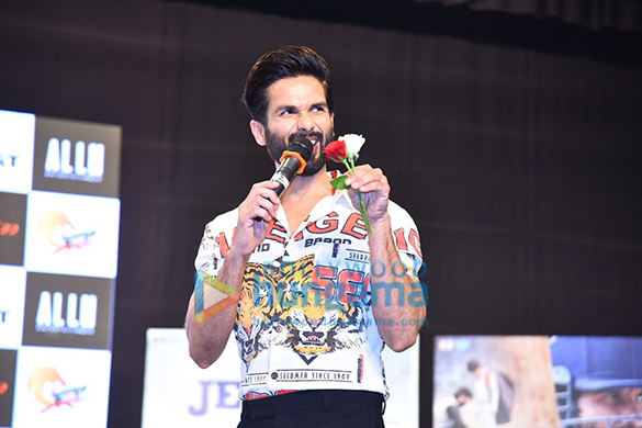 photos shahid kapoor spotted with students at n m college while promoting his film jersey 5