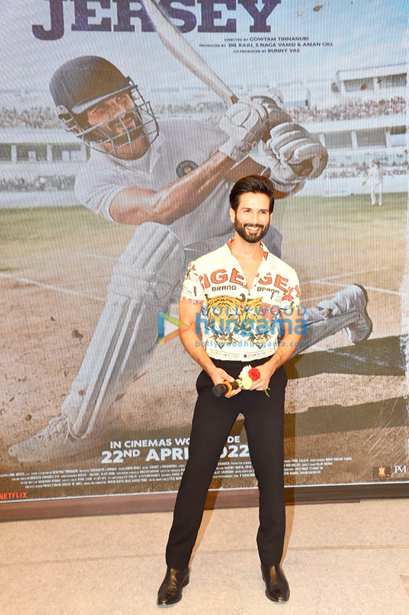 photos shahid kapoor spotted with students at n m college while promoting his film jersey 8