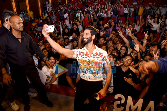 Photos: Shahid Kapoor spotted with students at N.M. college while promoting his film Jersey Photos: Shahid Kapoor spotted with students at N.M. college while promoting his film Jersey