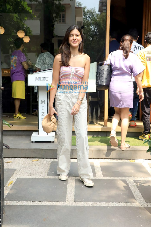 photos shanaya kapoor and her family snapped at mizu in bandra 3
