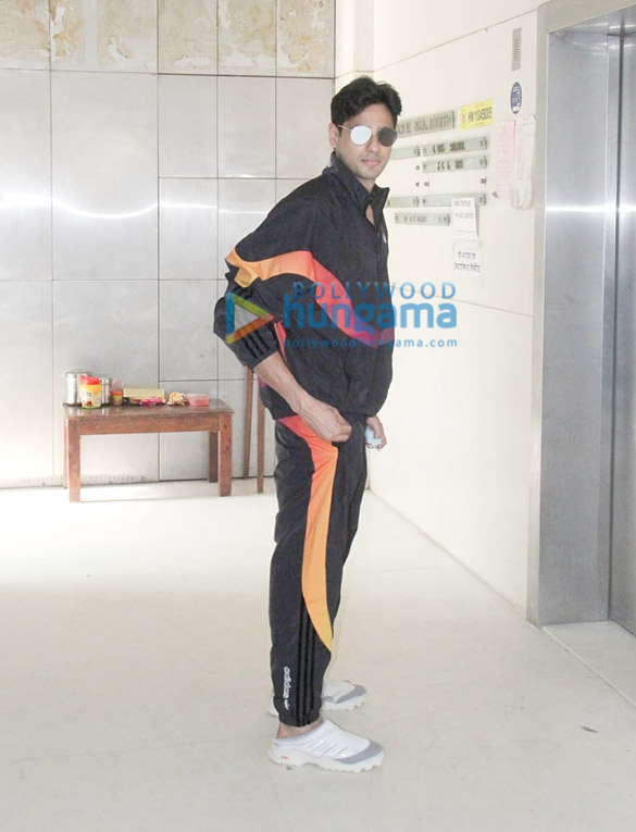 Photos: Sidharth Malhotra spotted in Santacruz Photos: Sidharth Malhotra spotted in Santacruz