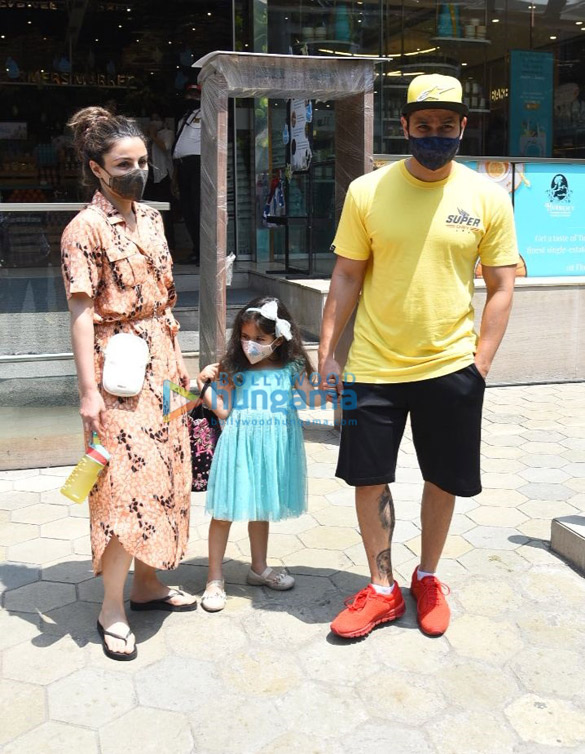 Photos: Soha Ali Khan, Kunal Kemmu and Inaya snapped at Foodhall Photos: Soha Ali Khan, Kunal Kemmu and Inaya snapped at Foodhall
