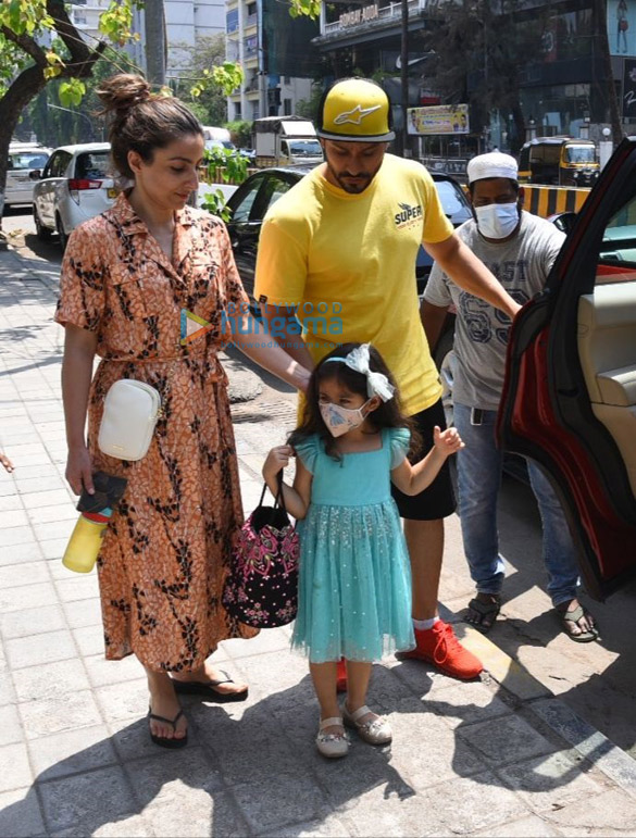 photos soha ali khan kunal kemmu and inaya snapped at foodhall 4