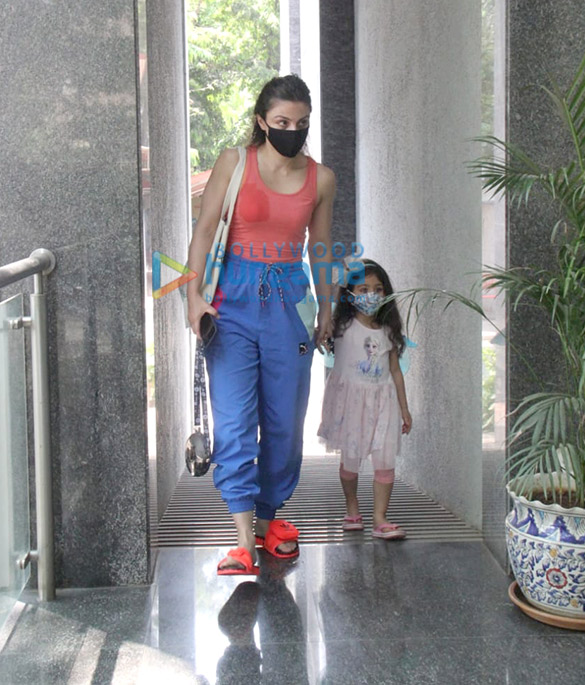 Photos: Soha Ali Khan snapped with her daughter Innaya in Bandra Photos: Soha Ali Khan snapped with her daughter Innaya in Bandra