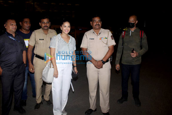 photos sunny leone snapped at the airport 4 3