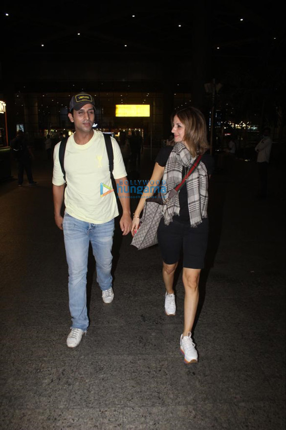 photos sussanne khan and arslan goni spotted together at the airport 1