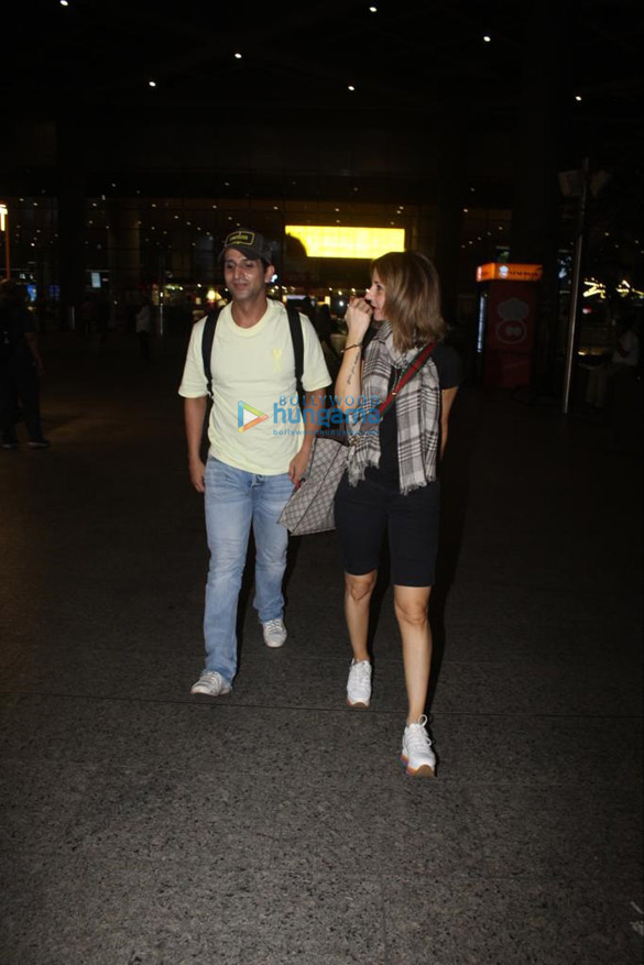 photos sussanne khan and arslan goni spotted together at the airport 2