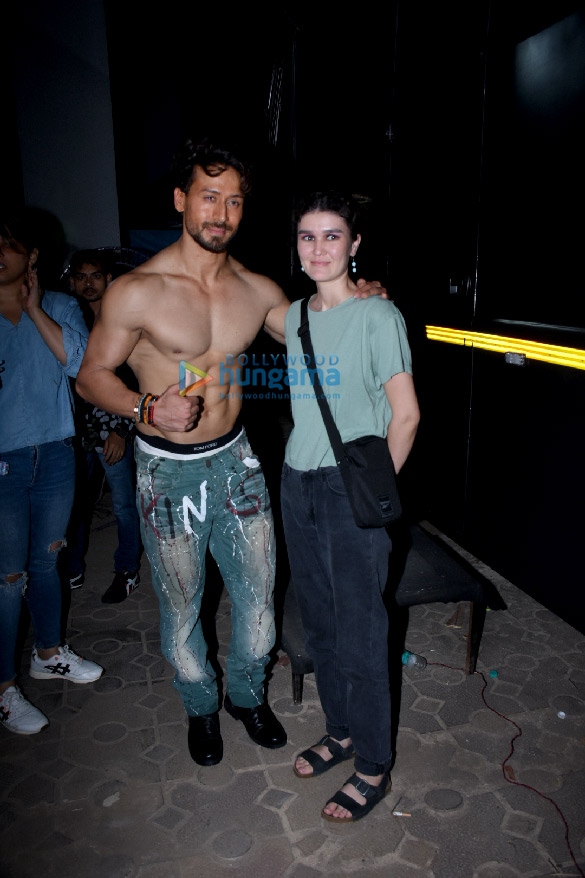 photos tiger shroff and kriti sanon snapped post shoot in the city 1
