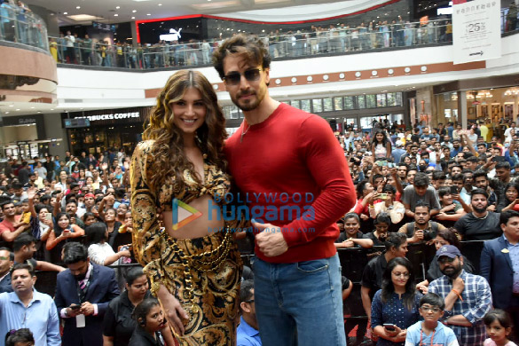 photos tiger shroff and tara sutaria meet fans in a mall as they promote heropanti 2 3