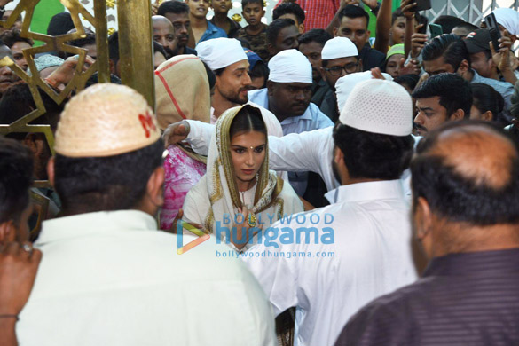 photos tiger shroff and tara sutaria snapped at mahim dargah ahead of the release of heropanti 2 10