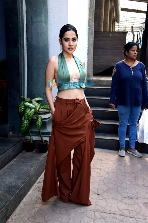 photos urfi javed snapped in juhu 4 5