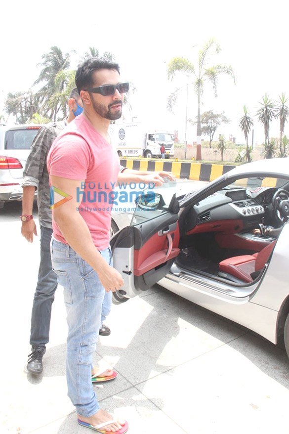 photos varun dhawan spotted in the city taking a car ride with hakim aalim 2