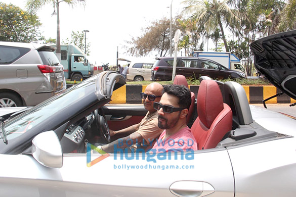 photos varun dhawan spotted in the city taking a car ride with hakim aalim 3