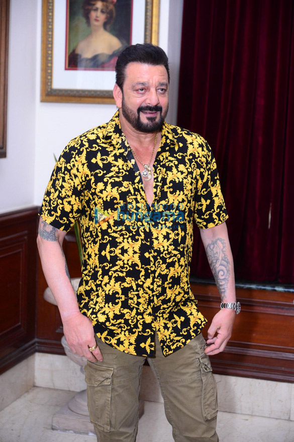 photos yash sanjay dutt raveena tandon srinidhi shetty and ritesh sidhwani promote k g f chapter 2 in delhi 6