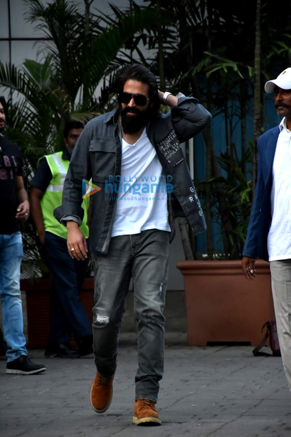 photos yash and srinidhi shetty snapped at kalina airport as they arrive to promote k g f chapter 2 in mumbai 2