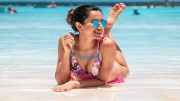 Celebrity Photo Of Sonnalli Seygall