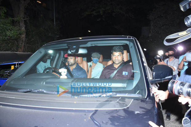 Ranbir Kapoor-Alia Bhatt Wedding: Brahmastra actor greets paparazzi with thumbs-up sign ahead of the marriage ceremony 