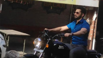 Varun Dhawan drives a Royal Enfield bike in Kanpur on the sets of Bawaal, see leaked photos and videos 
