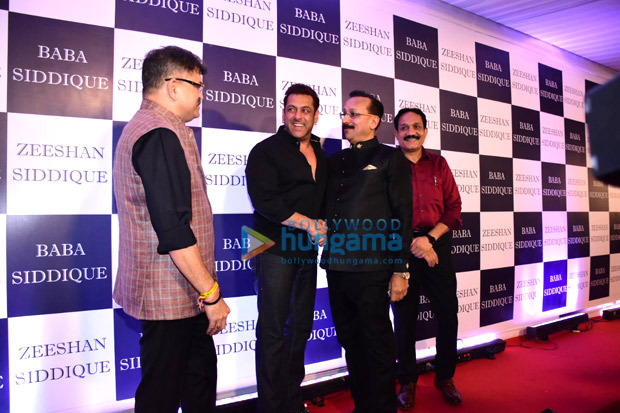 Salman Khan arrives at Baba Siddique's Iftaar party with dad Salim Khan, watch video 