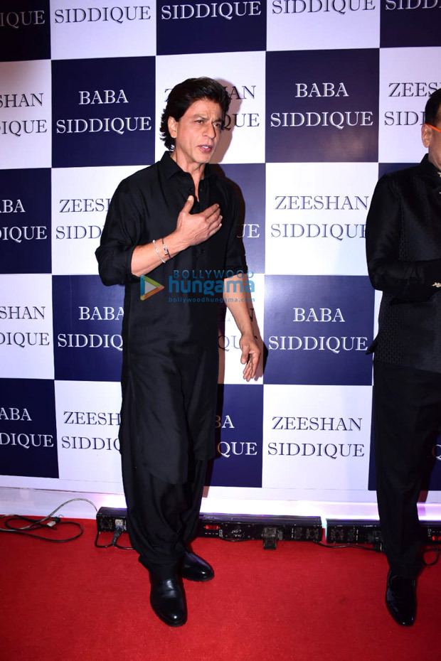 Shah Rukh Khan looks dapper in Pathani as he arrives for Baba Siddique's Iftaar party, watch video