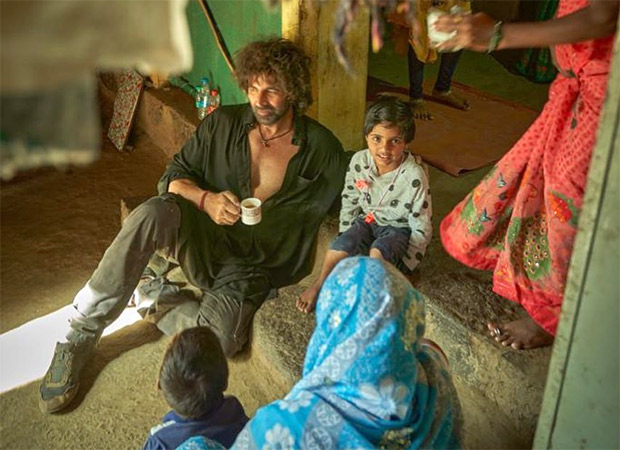 Akshay Kumar sips on tea in leaked pictures from the sets of Soorarai Pottru remake