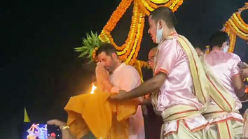 Akshay Kumar performs Ganga Pooja with team Samrat Prithviraj in Varanasi, UP