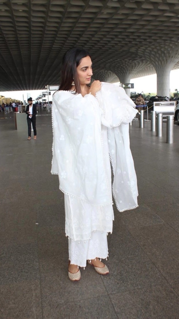 Bhool Bhulaiyaa 2 star Kiara Advani goes all white in mulmul suit worth Rs. 8,900 at the airport reminds us of Kabir Singh’s Preeti