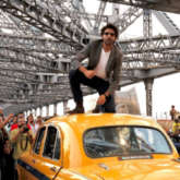 Bhool Bhulaiyaa 2: Kartik Aaryan poses on the roof of Kolkata's famous yellow taxi at Howrah bridge, celebrates Rs. 100 cr success amidst 'Amije Tomar' song launch