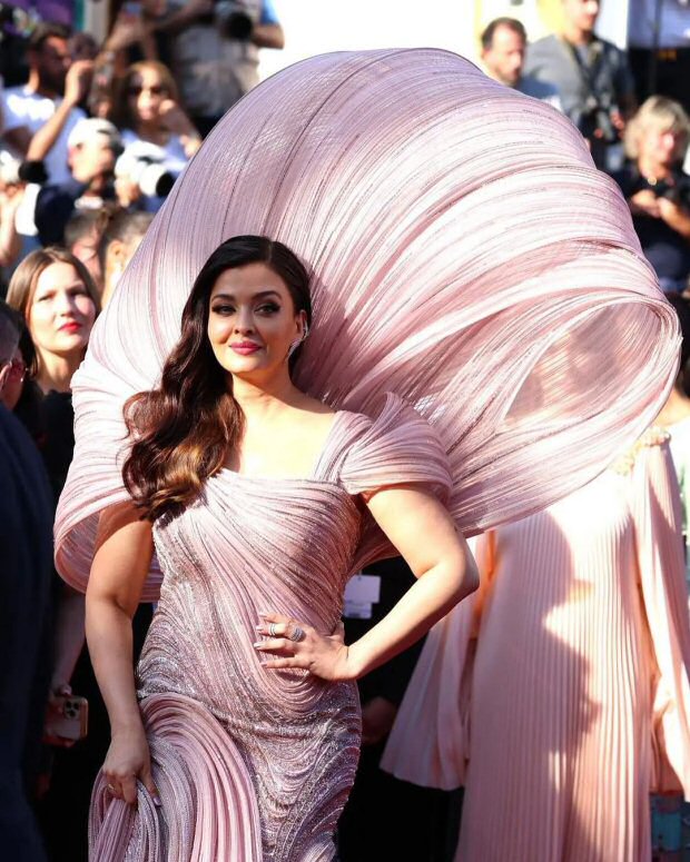 Cannes 2022: Aishwarya Rai Bachchan adds drama to the red carpet in ...
