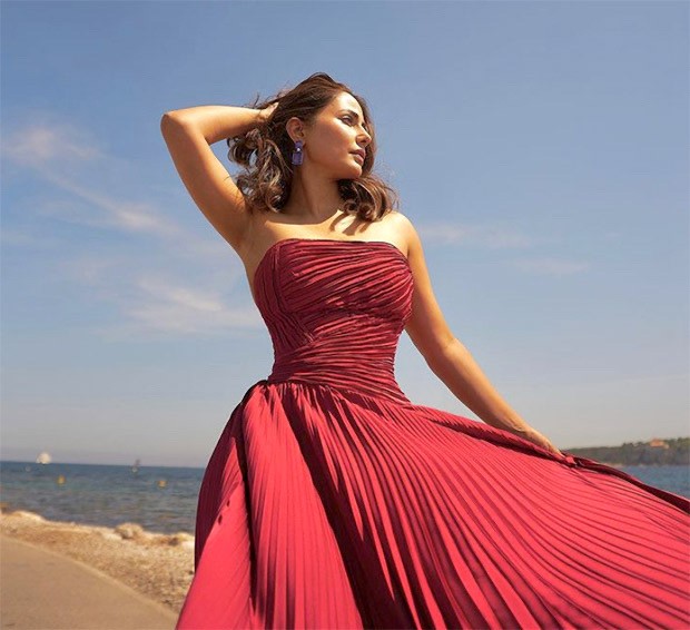 Cannes 2022: Hina Khan makes exquisite appearance in crimson patterned strapless gown at the French Riviera  Cannes 2022: Hina Khan makes exquisite appearance in crimson patterned strapless gown at the French Riviera