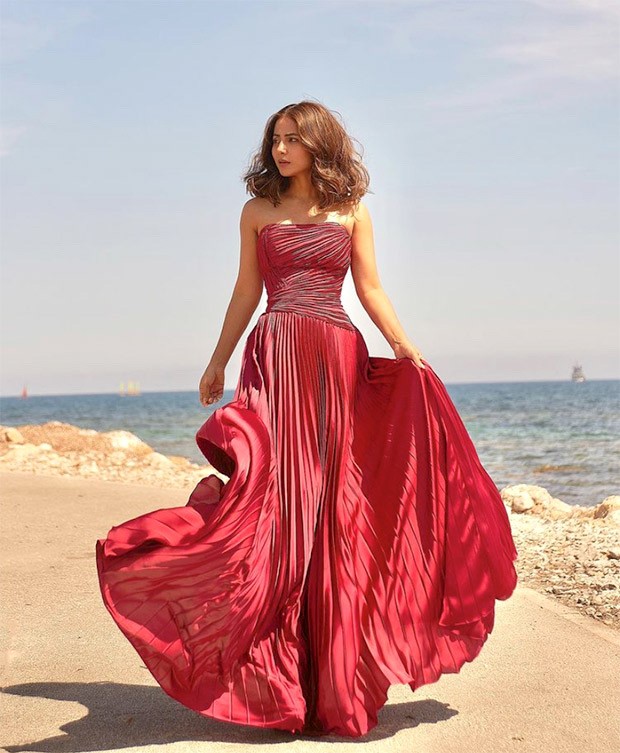 Cannes 2022: Hina Khan makes exquisite appearance in crimson patterned strapless gown at the French Riviera  Cannes 2022: Hina Khan makes exquisite appearance in crimson patterned strapless gown at the French Riviera