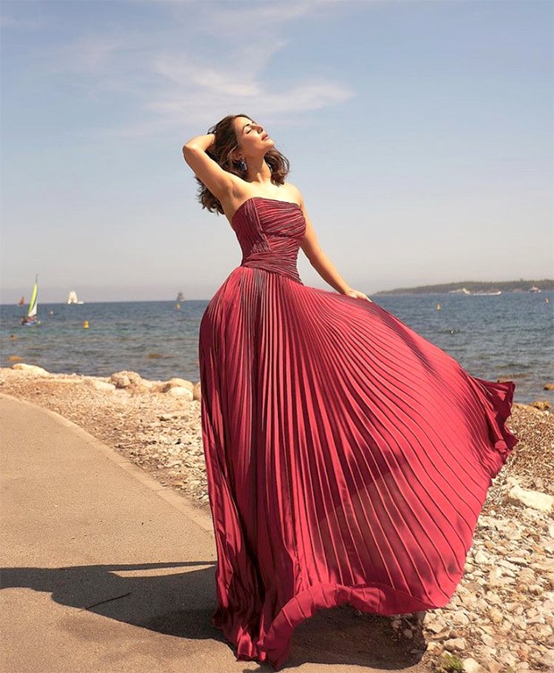 Cannes 2022: Hina Khan makes exquisite appearance in crimson patterned strapless gown at the French Riviera  Cannes 2022: Hina Khan makes exquisite appearance in crimson patterned strapless gown at the French Riviera